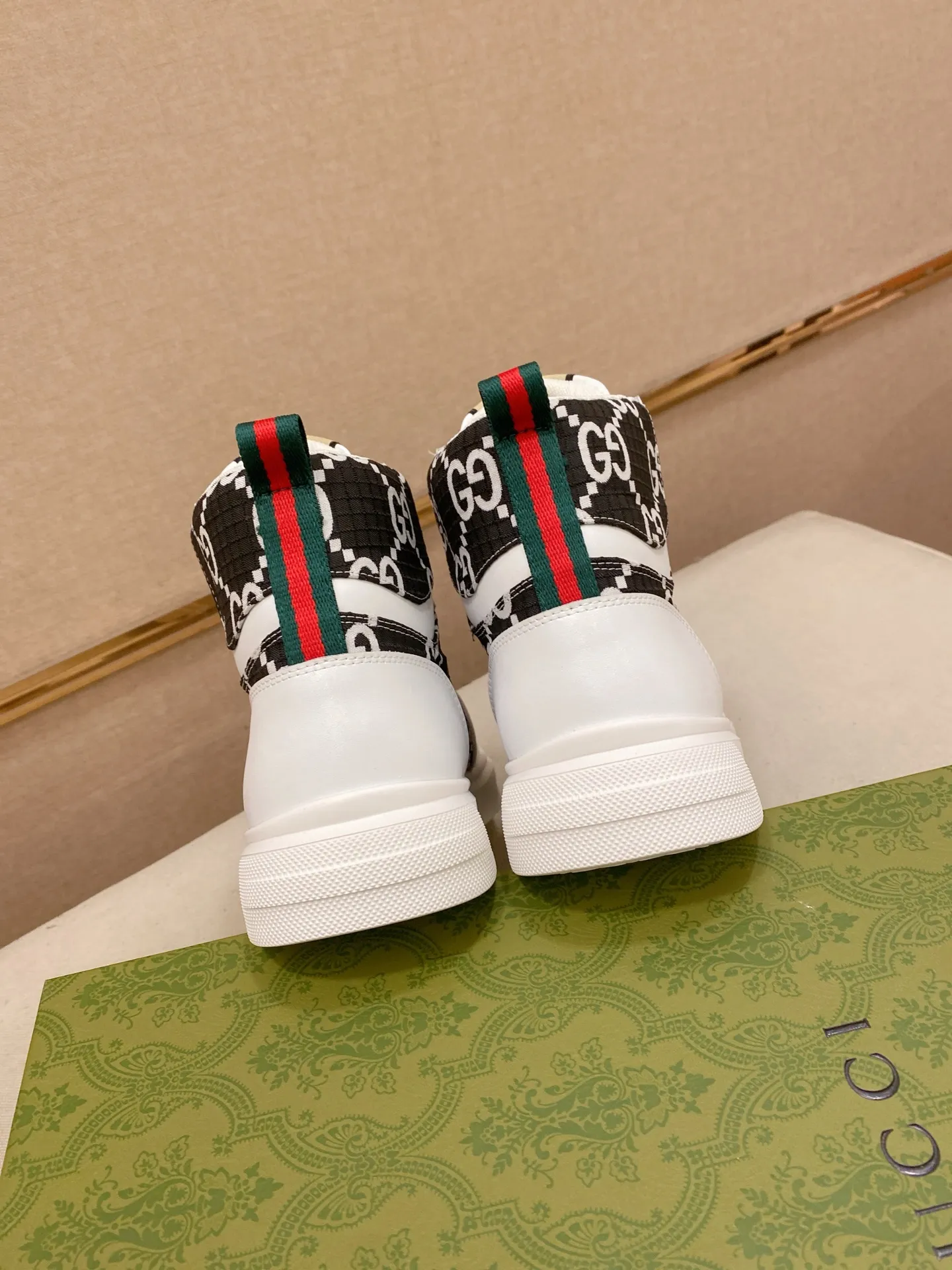 Men's clothing and shoes: 420💰 (GUCCI) The latest model from the official website🎁🎁Casual and fashionable men's shoes👟, hot style💥The version is simple and elegant, exclusive for trendy men. The unique latest brand elements from the official website👑Original Gucci decoration, fashionable and generous, the fabric is original cowhide ✅Mesh breathable lining, the official website specifies wear-resistant casual outsole, the classic model is taken in kind at the counter🎬38-44 (can be customized for 45 non-refundable)